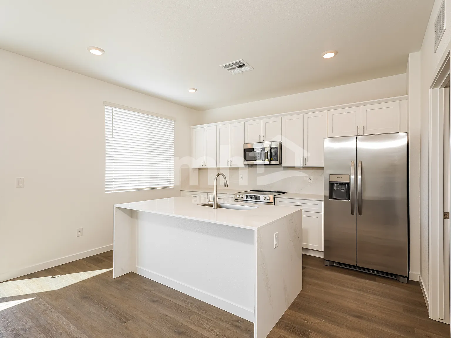 5 bed, 3.0 bath, 2160 sqft, $3,260 — Photo 4