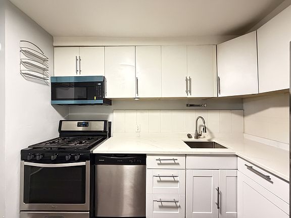 4th image of 3511 W Dickens Ave #2