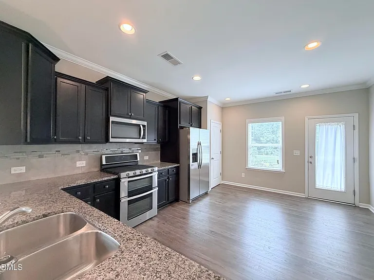 572 Chessie Sta — Photo 3