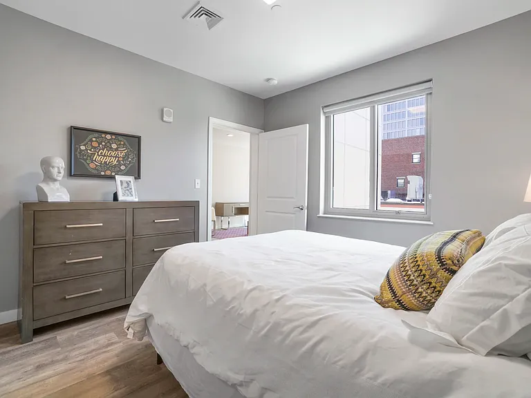 10 Essex — Photo 6