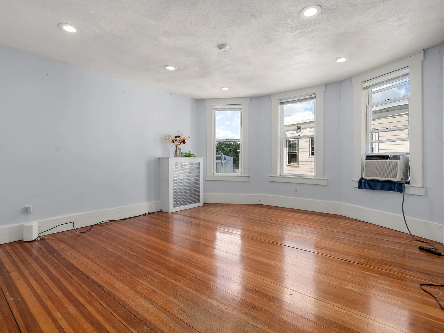3 bed, 1200 sqft, $3,350 — Photo 3