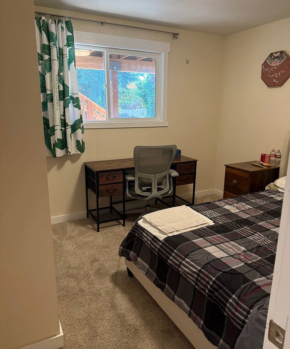5 bed, 2500 sqft, $1,200 — Photo 2