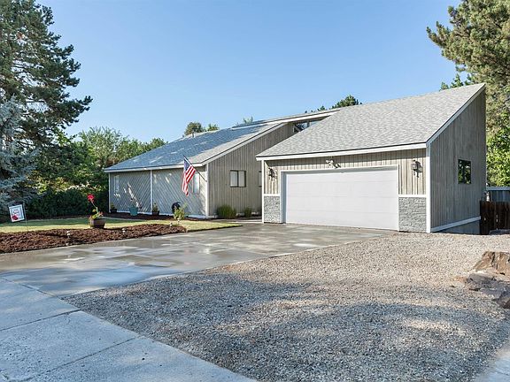 3rd image of 130 Edgewood Dr