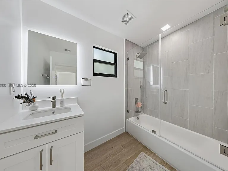 180 SW 38th Ct — Photo 10
