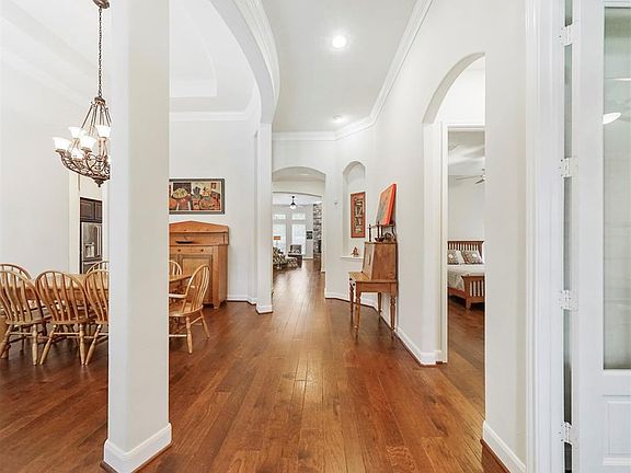 This gorgeous home is light and bright with handsome, hardwood flooring and 10' to 14' ceilings throughout. The attention to beautiful design and builder details is apparent the moment you step inside.