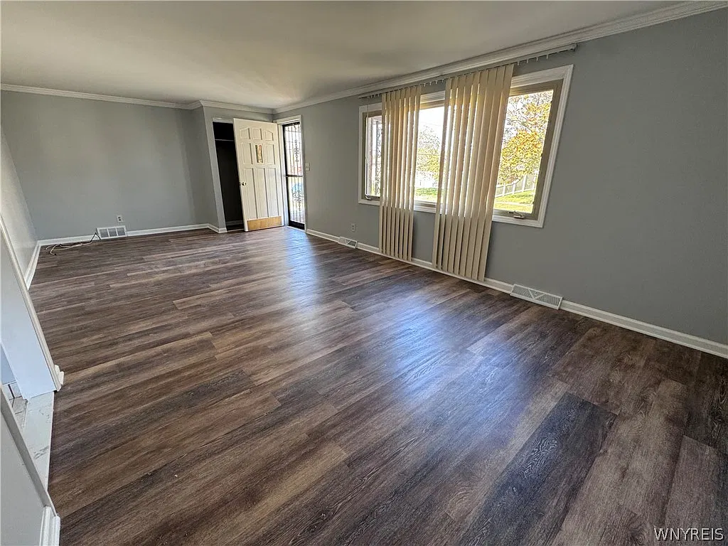 3 bed, 2.0 bath, 2430 sqft, $1,900 — Photo 2