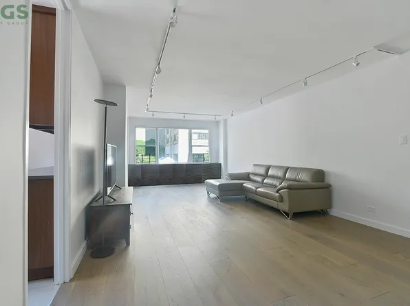 201 East 37th Street 3D image 2 of 8