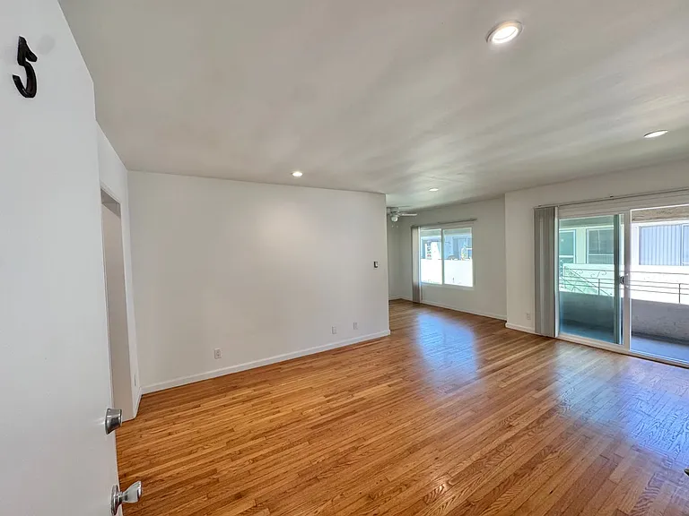 3345 Mentone Ave — Photo 2