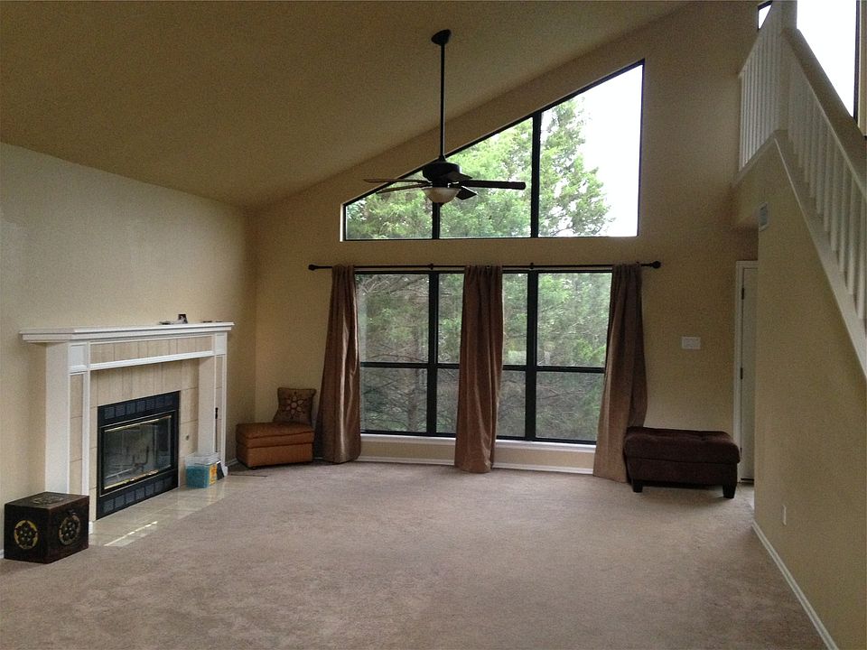 Spacious living room, view of trees