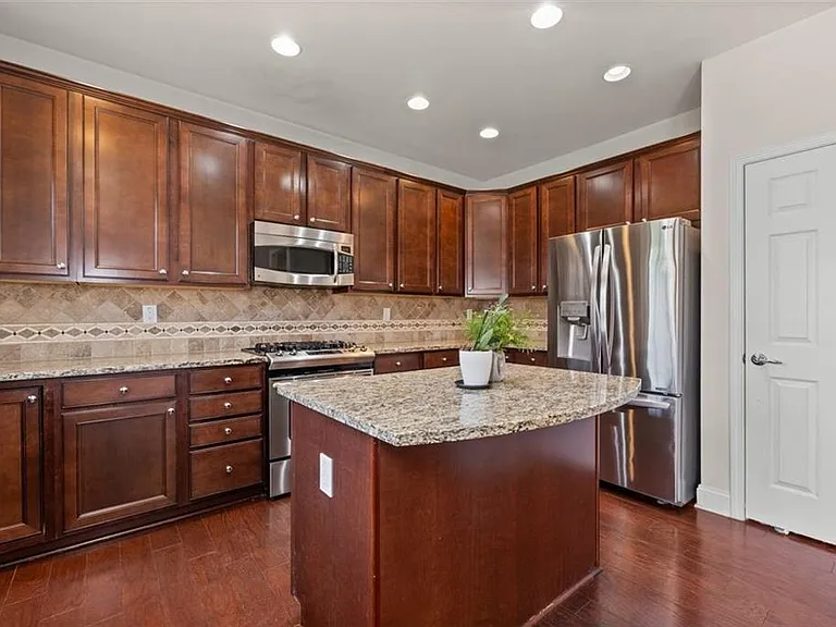 1034 E Paces Ln NE — Photo 14