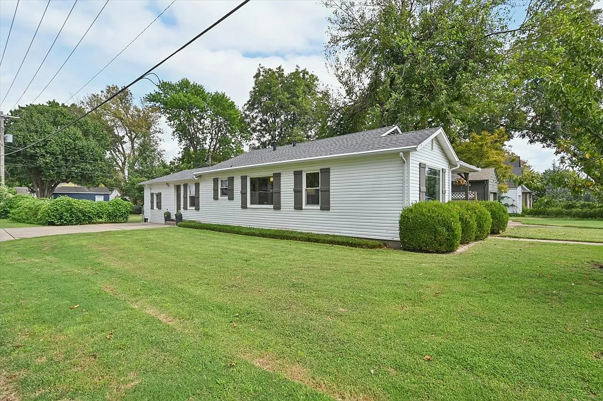 3 bed, 2.0 bath, 1182 sqft, $2,500 — Photo 2
