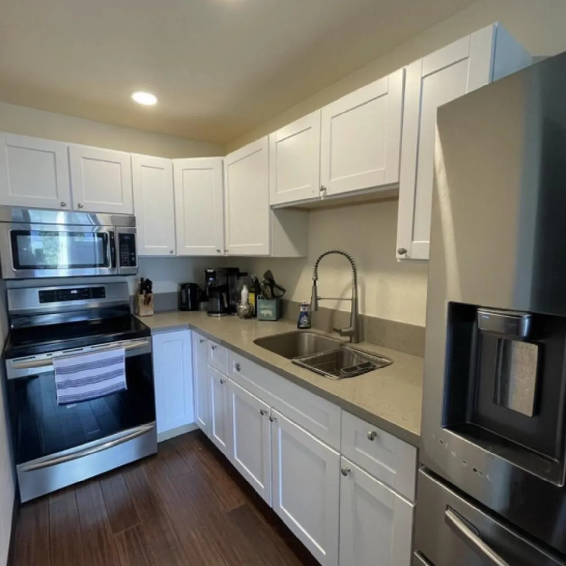 12802 Woodley Ave — Photo 3
