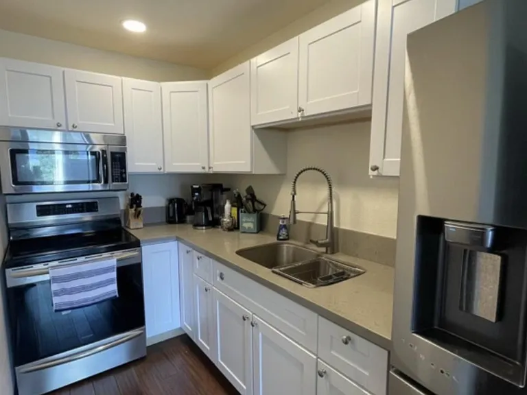 12802 Woodley Ave — Photo 3