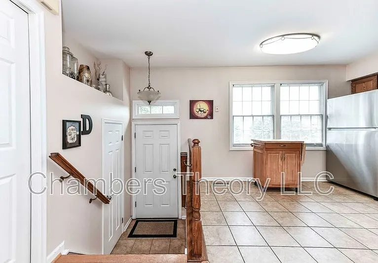 3 bed, 3.0 bath, 1548 sqft, $2,800 — Photo 2