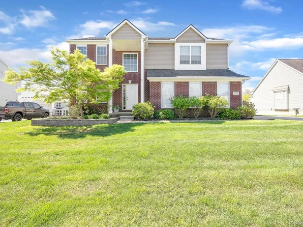 57879 Cider Mill Dr, New Hudson, MI 48165