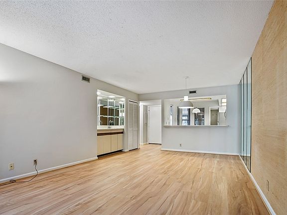 4th image of 916 Wimbledon Dr