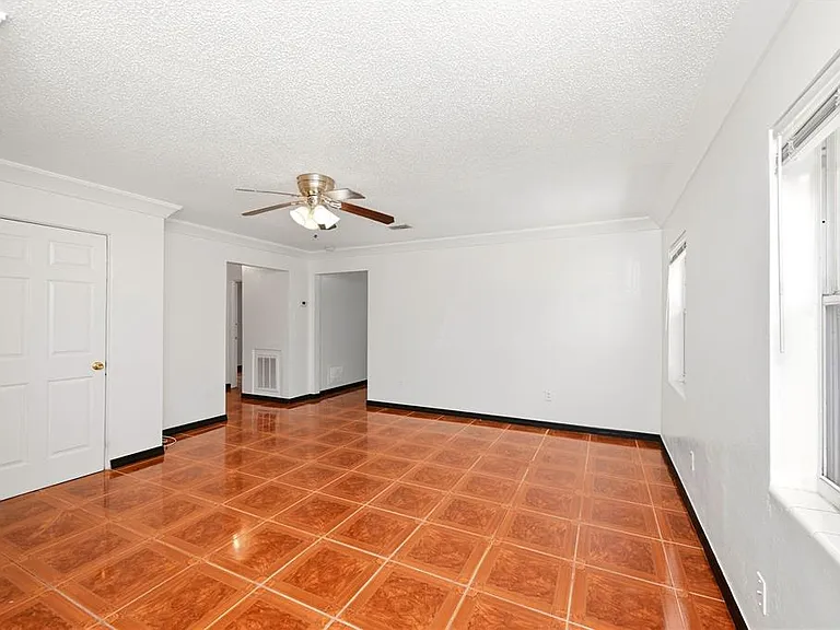 808 S Ivey Ln — Photo 4