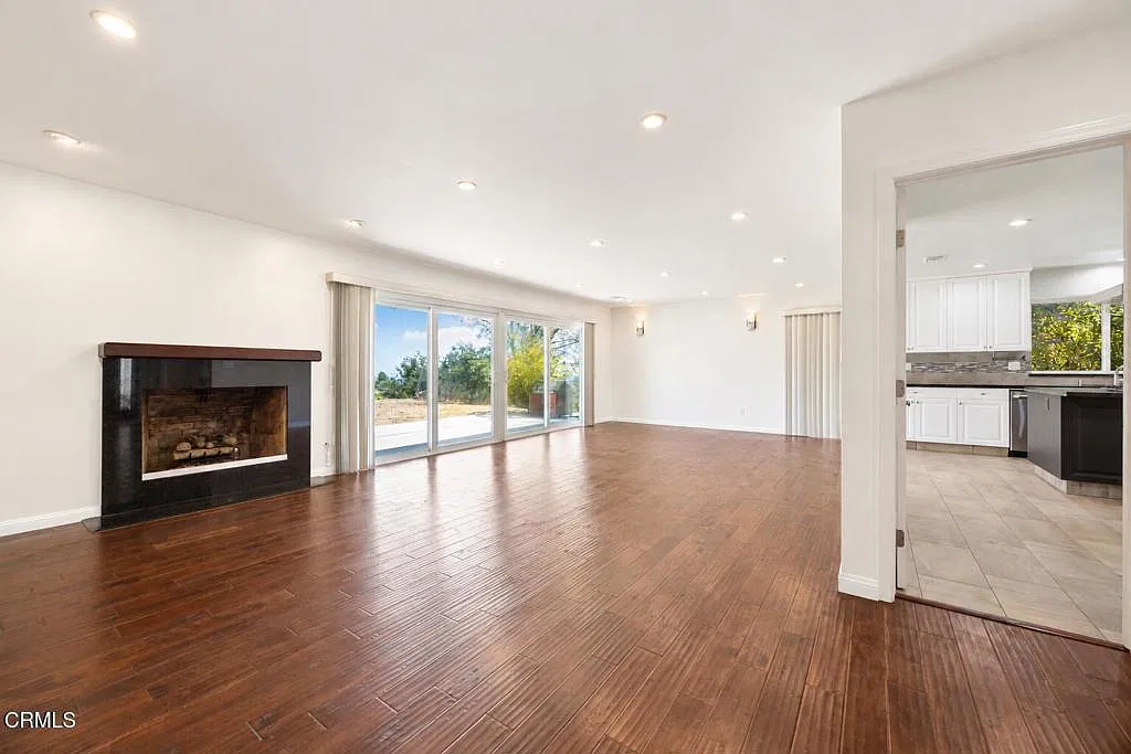 4 bed, 2.5 bath, 1924 sqft, $5,680 — Photo 2