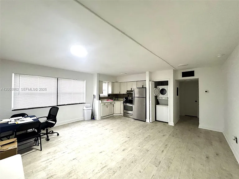 1525 NE 135th St #4 — Photo 2