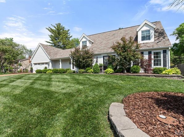 834 Twin Pine Dr, Saint Louis, MO 63122