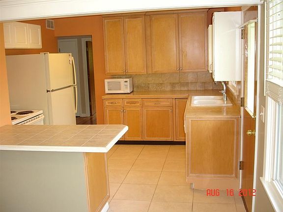 4th image of 482 Wellesley Ave