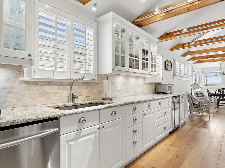 33 Bay Ave — Photo 10