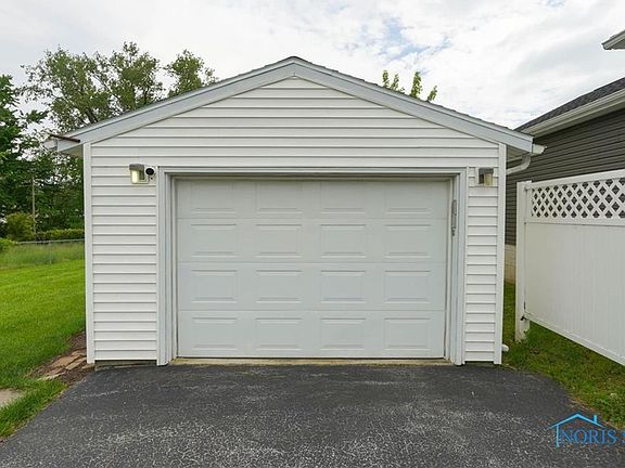4th image of 639 College St