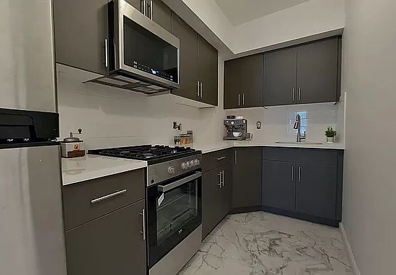3rd image of 528 E 5th St