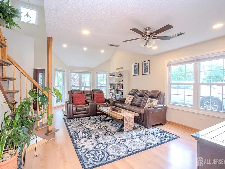 63 Carlisle Ct — Photo 10