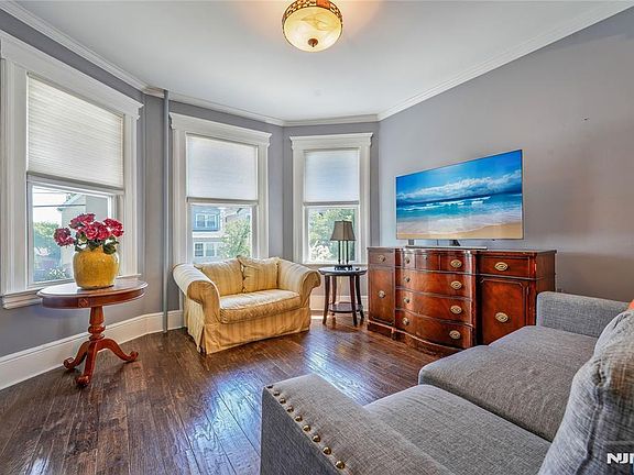 5th image of 671 Devon St