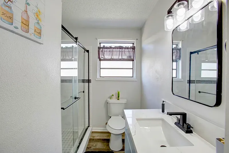 Magnolia Serenity Suite | Furnished Mid-Term Room | Utilities Included | Women-Focused Co-Living — Photo 3