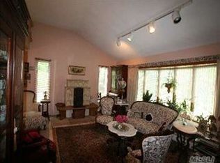 2 Salem Ridge Dr, Huntington, NY 11743