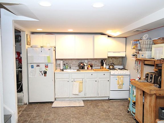 4th image of 1426 Catharine St APT A