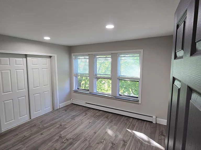 142 E Walnut St — Photo 4