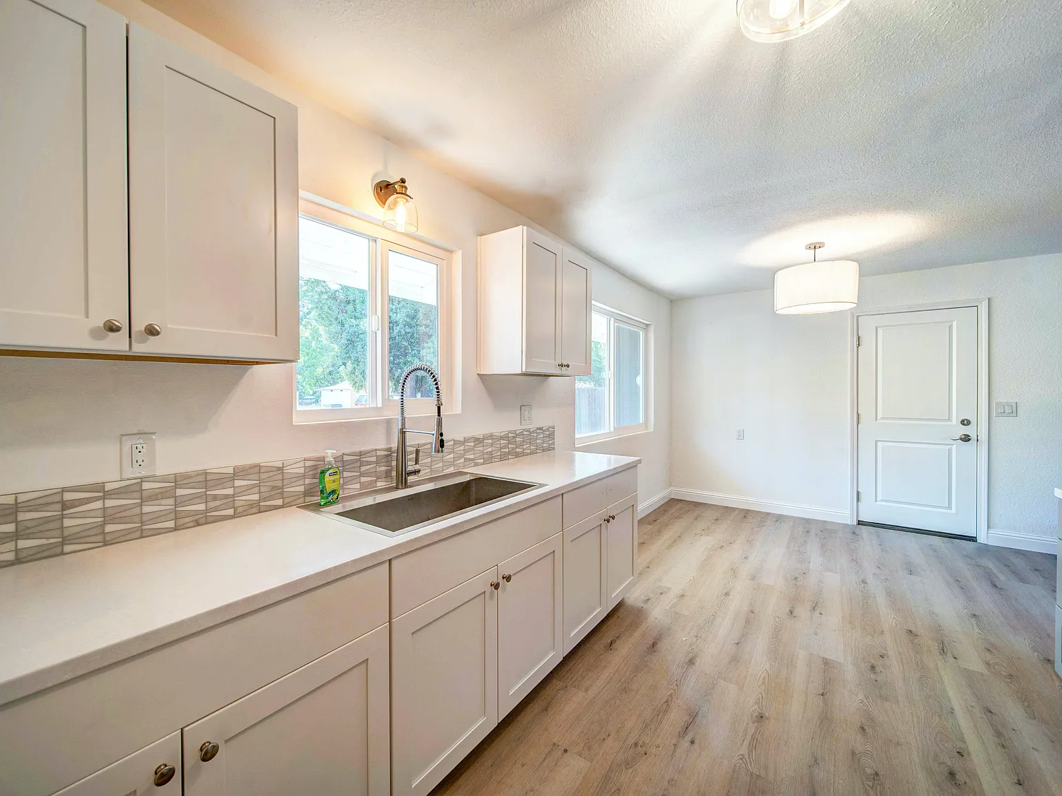 4 bed, 1500 sqft, $2,550 — Photo 3