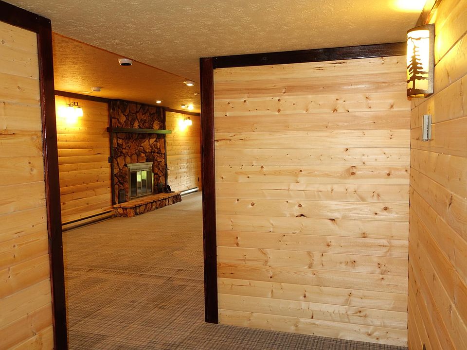 A 4th bedroom, a full bath and sauna is located in the finished lower level down the hall