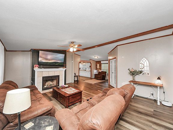 2nd image of 15713 Hinkel Rd