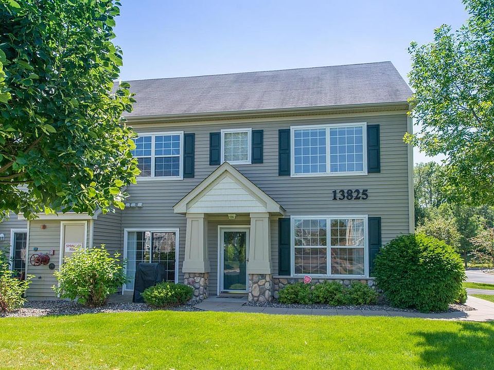 Welcome home to 13825 52nd Ave #1004...