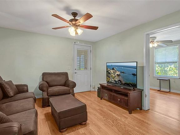 5th image of 300 Fern Dr