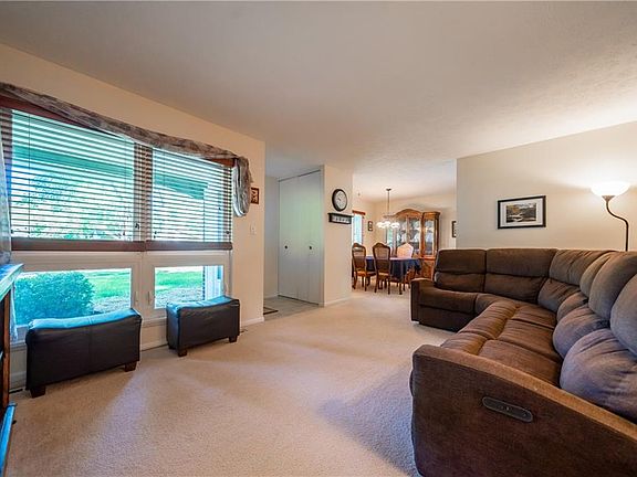 4th image of 374 Laurel Dr
