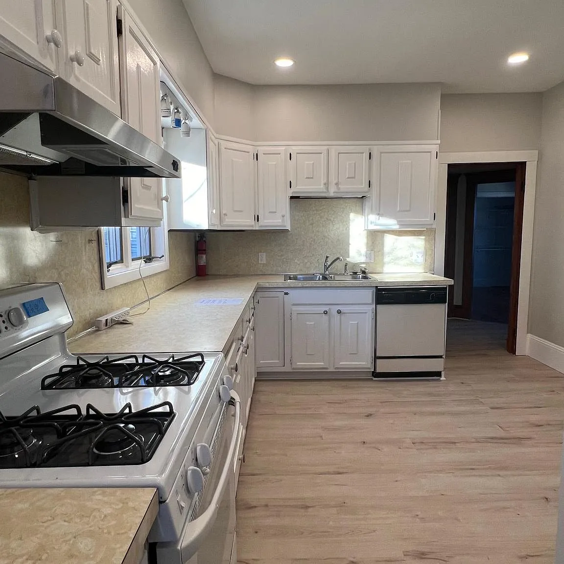 4 bed, 1304 sqft, $5,200 — Photo 3