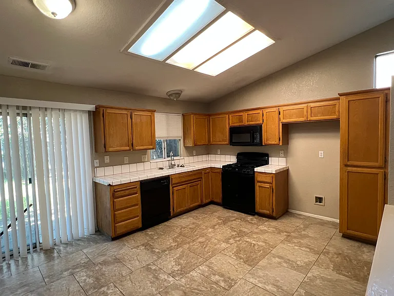 2752 Houston Ave — Photo 6