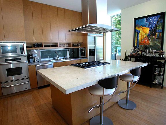 Gourmet Kitchen with Stainless Appls