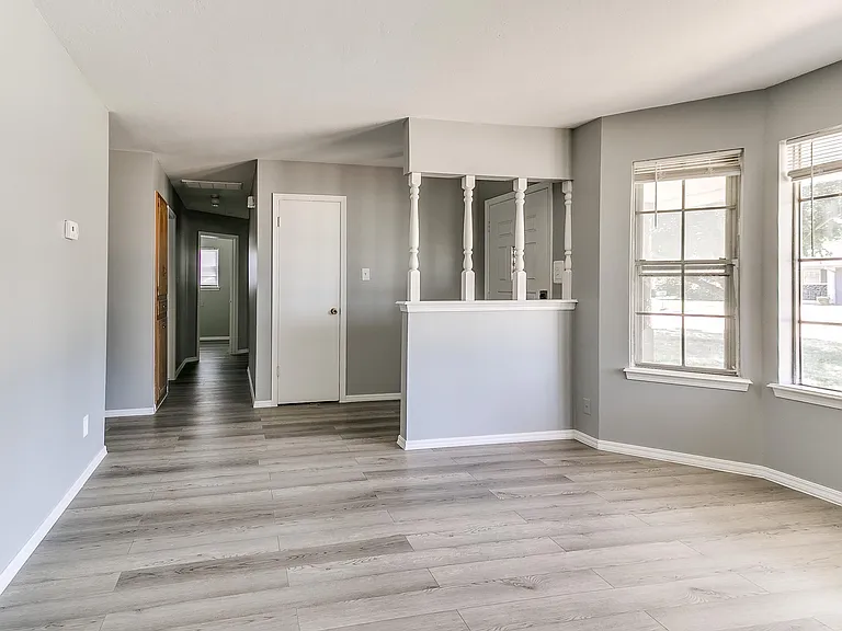 4405 N Chapman Ave — Photo 3