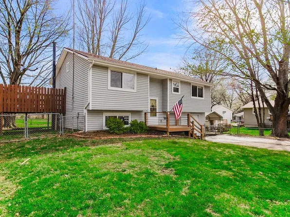 601 S 10th St, Louisburg, KS 66053