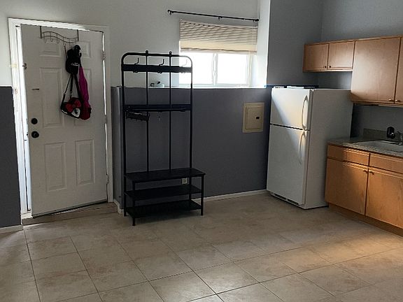 4th image of 27 Delia Ct #B
