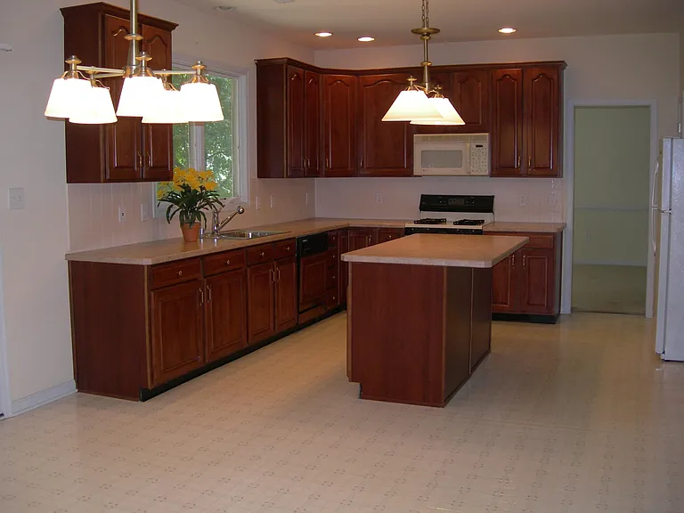 This picture is just for kitchen size only - appliances have been updated to stainless as next picture depicts