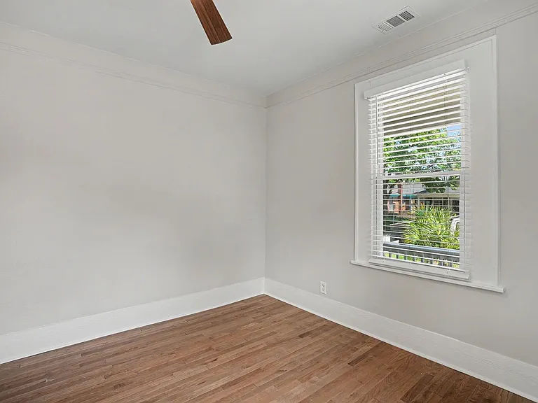 705 E 32nd St — Photo 34