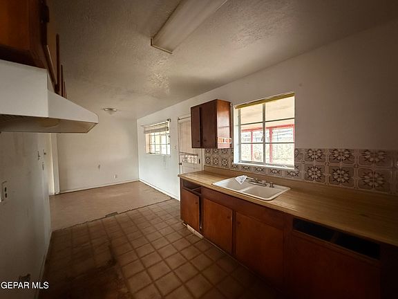 5th image of 4944 Camden Cir