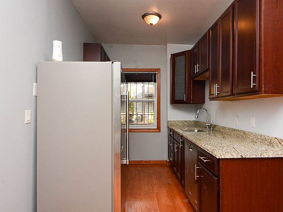 2nd image of 870 W Buckingham Pl #Hc